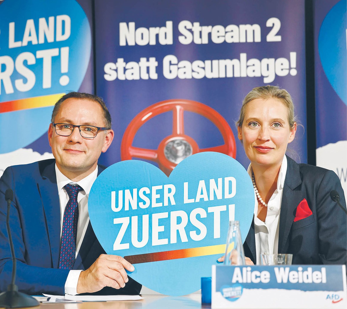 Liderzy AfD Tino Chrupalla i Alice Weidel prezentują nowe hasło kampanii partyjnej