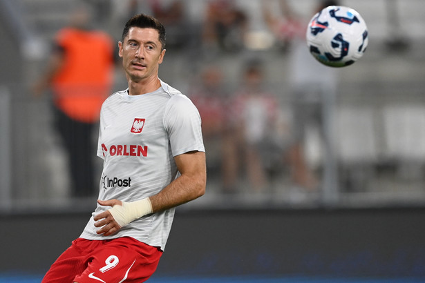 Kapitan reprezentacji Polski Robert Lewandowski (L) podczas rozgrzewki przed meczem grupy A1 piłkarskiej Ligi Narodów z Chorwacją