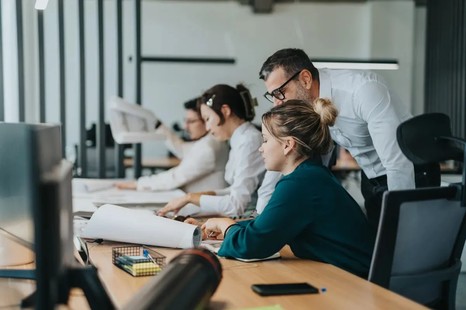 Nauczyciel zatrudniony u tego samego pracodawcy na dwóch stanowiskach jednocześnie. Jak wyliczyć wysokość trzynastki?