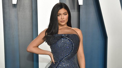 Egy szál bugyiban markolássza a melleit Kylie Jenner – Brutál szexi fotó