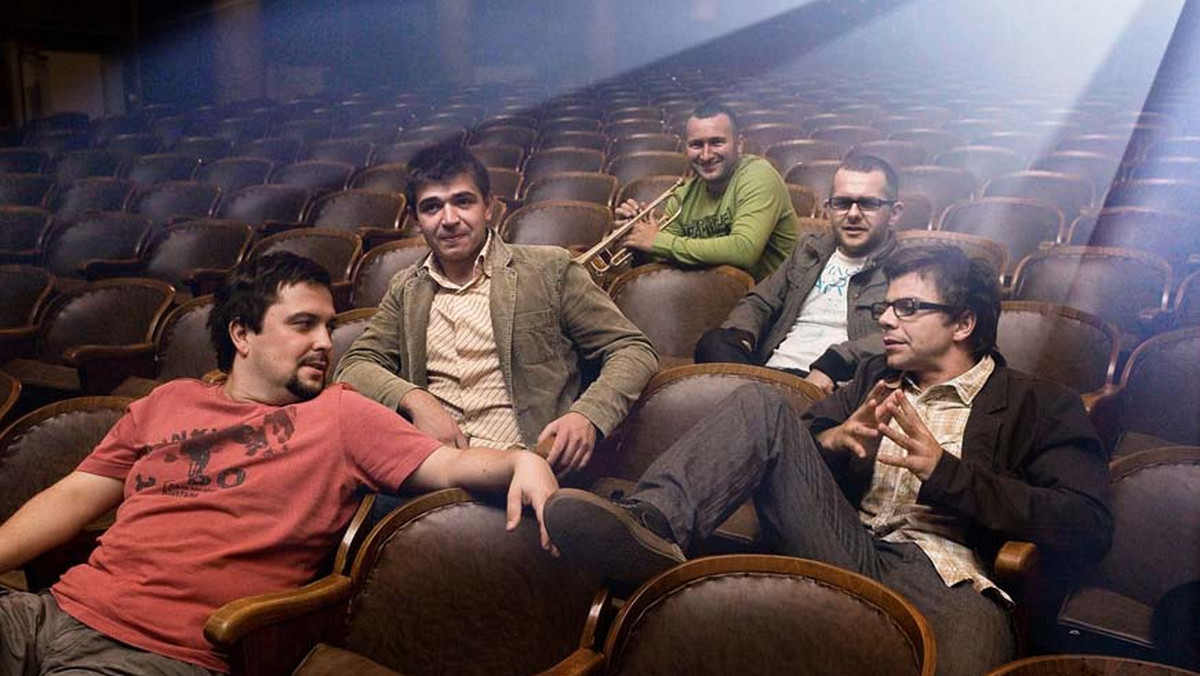 Najnowszy album grupy Happysad zatytułowany "Ciepło/zimno" osiągnął w naszym kraju status Złotej Płyty.