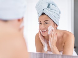 4 niewymagające rzeczy, które można zrobić dla cery, aby jak najmniej cierpiała pod maseczką