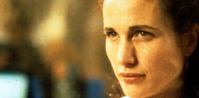 61-letnia Andie MacDowell kusi głębokim dekoltem