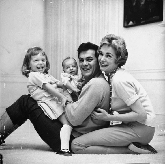 Janet Leigh z mężem - Tonym Curtisem z córkami: Kelly Lee i Jamie Lee (1959 r.)