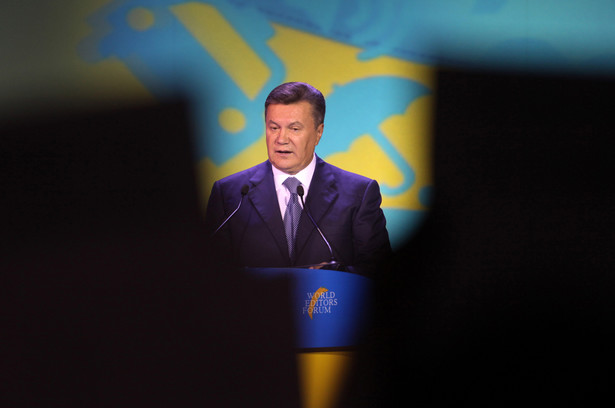 Janukowycz złamał pióro podczas konferencji prasowej. WIDEO