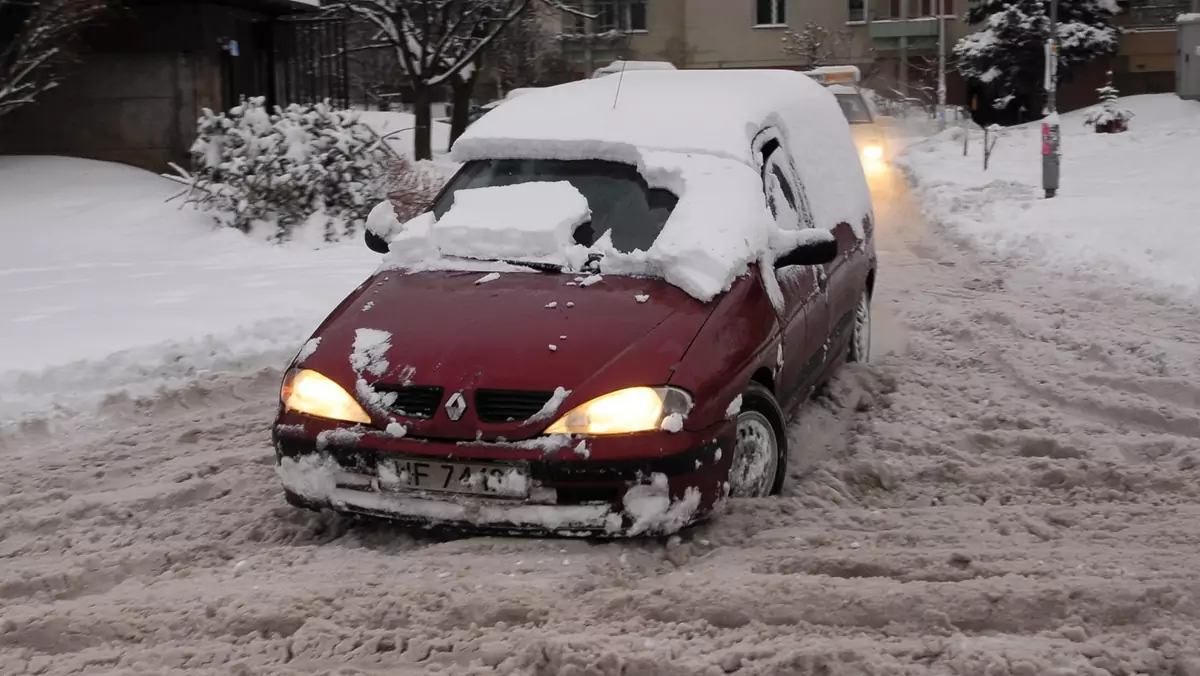 Nie bądź bałwanem! Odśnieżaj auto