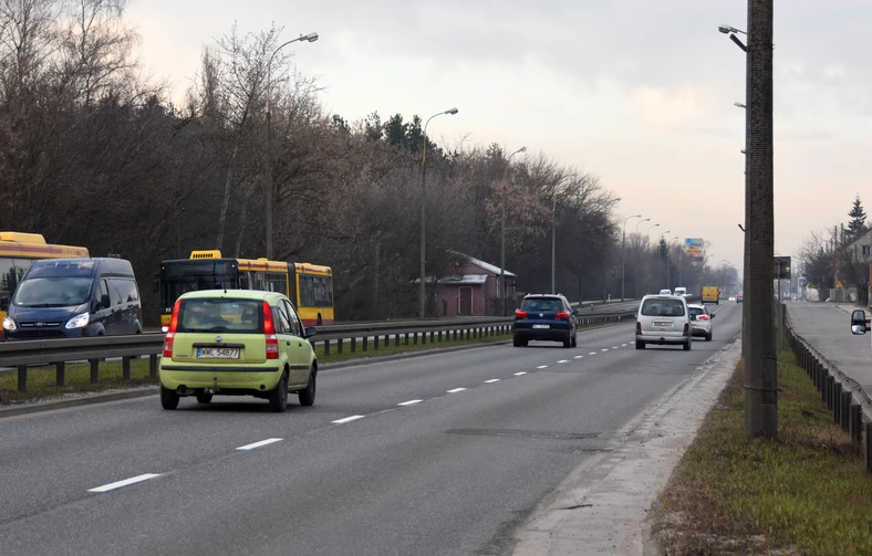 Dwie jezdnie, cztery pasy i ograniczenie do 50 km/h. Brzmi znajomo?