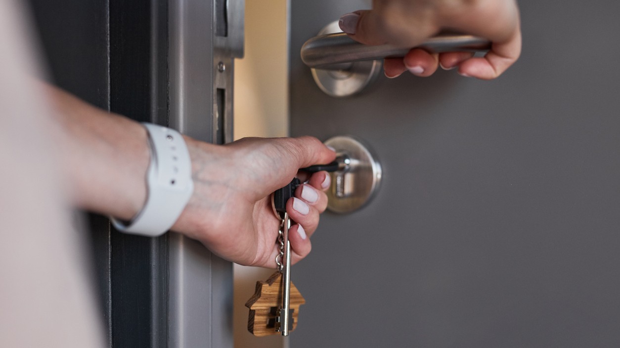 Kľúč funguje na princípe posúvania odpružených kolíkov v zámku do jednej roviny, čo následne umožní voľné otočenie cylindrickej vložky.