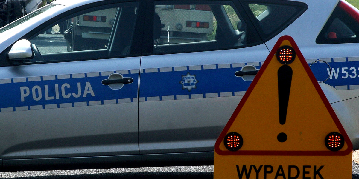 Spowodowali wypadek na al. Krakowskiej, aby okraść kierowcę BMW. Szuka ich policja.