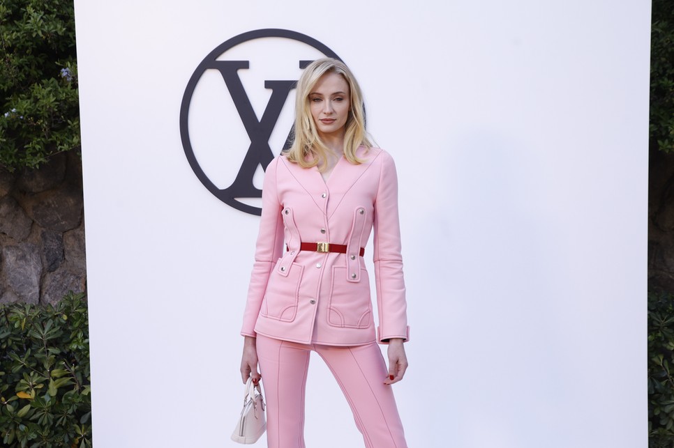 Sophie Turner long bob frizuráját, a Barbiera emlékeztető rózsaszín öltönynadrág koronázta meg