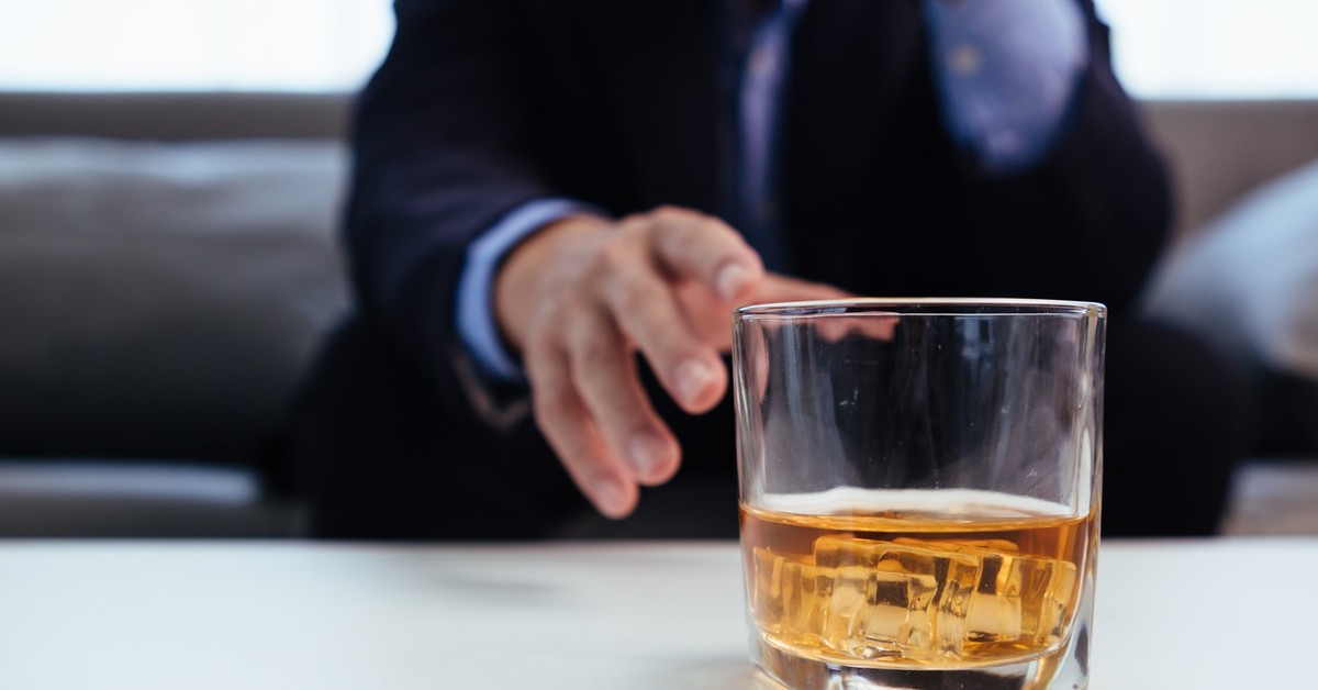 Jak lekarze rozpoznają ukryty alkoholizm? Cztery pytania, które otwierają całą diagnozę