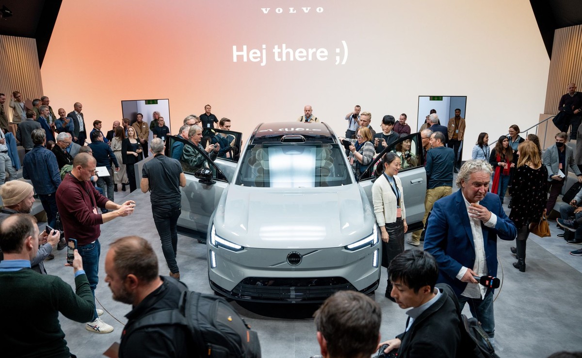 Volvo EX90 to rewolucja stylistyczna i techniczna. Pomieści nawet 7 osób, zaoferuje 600 km zasięgu, a wersja z napędem 4x4 zaskoczy mocą oraz osiągami