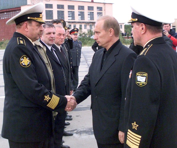 Prezydent Rosji Władimir Putin i dowódca Marynarki Wojennej Rosji Władimir Kuroyedov po katastrofie 'Kurska'