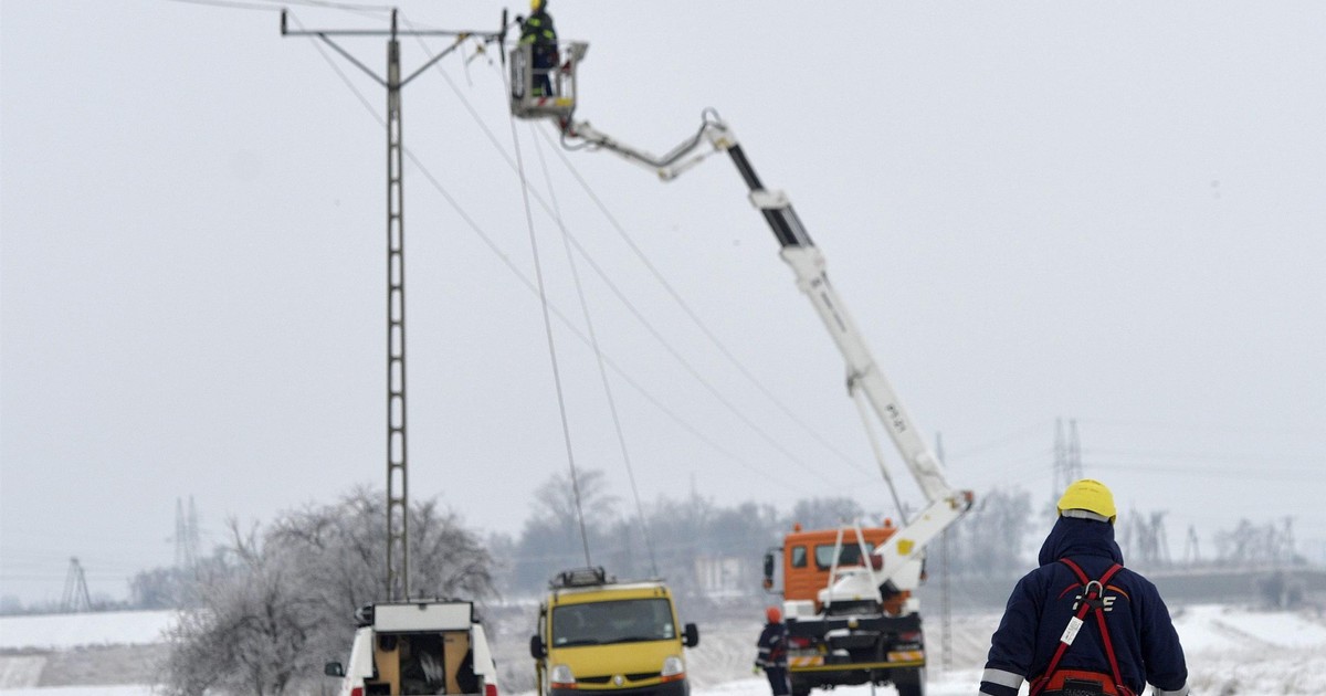 Tysiące rodzin w mieście bez prądu. Ekipy wciąż walczą ze skutkami śnieżyc. "Jest źle"