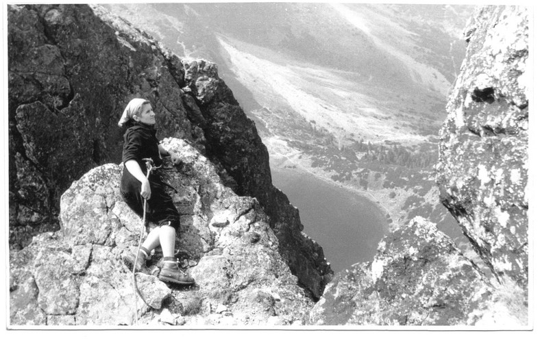 Pierwsze szczyty zdobywała w chustce na głowie. Halina w Tatrach na Żabim Mnichu, 1964 r 