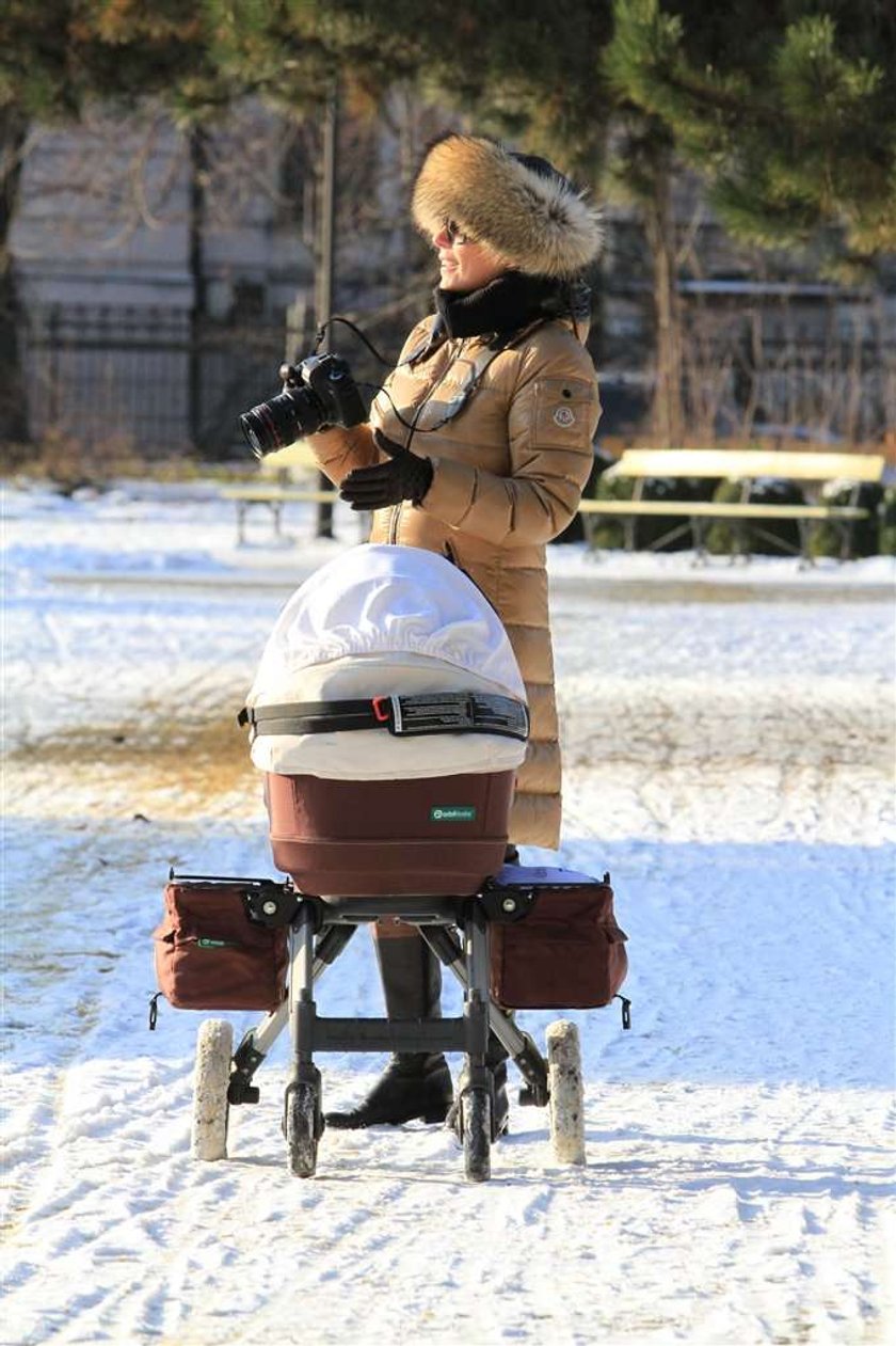 Anna Mucha z córeczką na spacerze. Foto