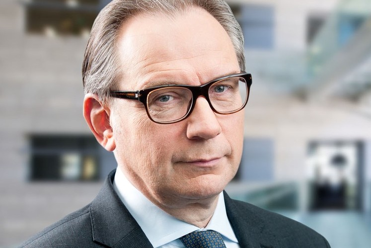 <strong>26. Cezary Stypułkowski</strong><br /><br />

prezes mBanku SA<br /><br />

O Stypułkowskim można powiedzieć wiele, ale nie to, że boi się podejmowania odważnych decyzji. <br /><br />

<a href='http://biznes.gazetaprawna.pl/artykuly/772931,cezary-stypulkowski-powazny-mezczyzna-nie-moze-zalezec-od-pogody.html'>Cezary Stypułkowski - gość spotkania z cyklu Akademia Sukcesu>></a>