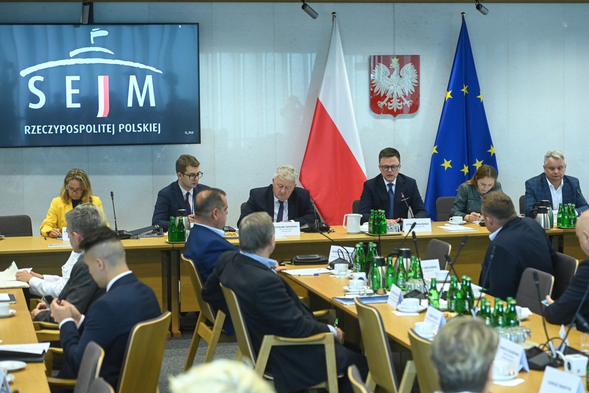 Za stołem prezydialnym: marszałek Sejmu Szymon Hołownia (3P), minister rolnictwa i rozwoju wsi Czesław Siekierski (3L), minister funduszy i polityki regionalnej Katarzyna Pełczyńska-Nałęcz (2P), przewodniczący sejmowej Komisji Rolnictwa i Rozwoju Wsi, poseł KP PSL-TD Mirosław Maliszewski (P), dyrektor generalny Gabinetu Marszałka Sejmu Stanisław Zakroczymski (2L) oraz dyrektor Biura Obsługi Medialnej Kancelarii Sejmu Katarzyna Karpa-Świderek (L) podczas spotkania z przedstawicielami rolników i branży rolno-spożywczej w Sejmie w Warszawie