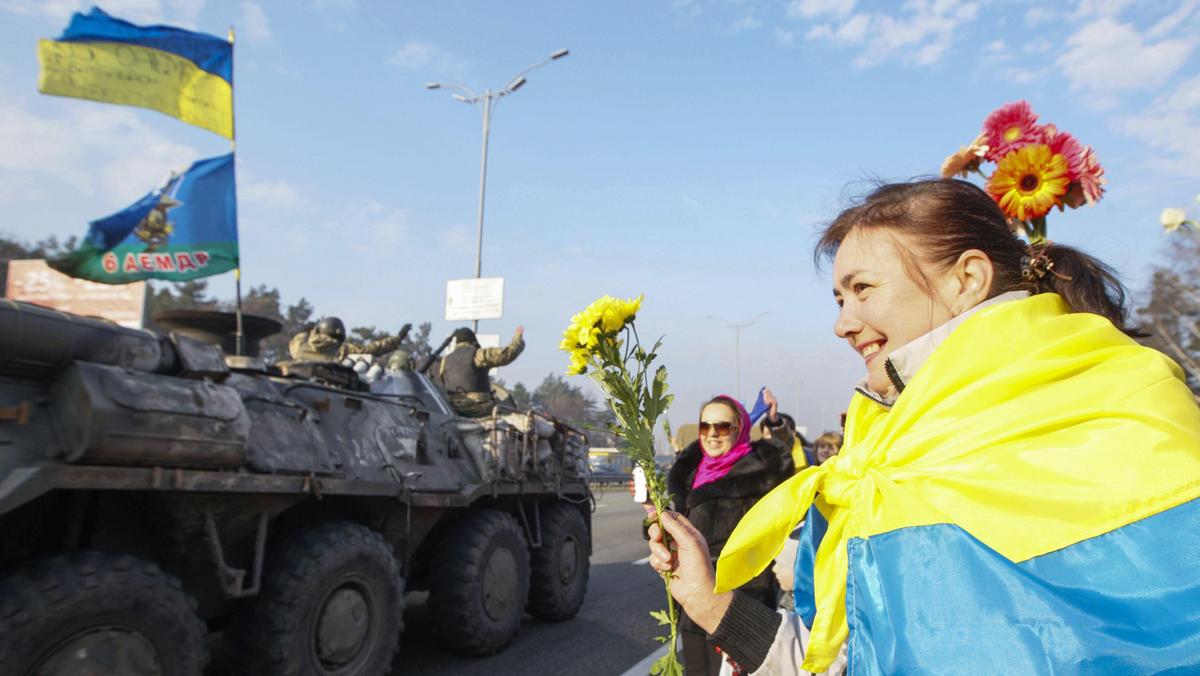 Ukraińcy witają żołnierzy wracających z frontu Kijów