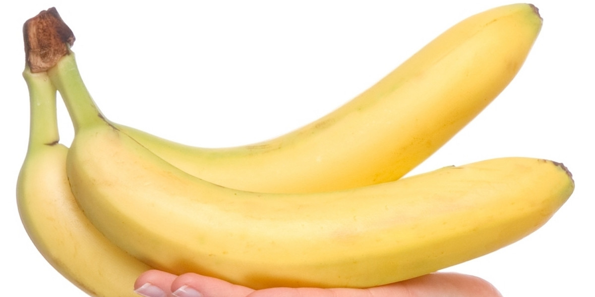 kobieta trzyma banany