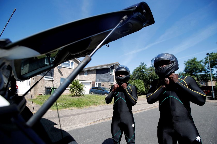 Jamajscy bobsleiści pchają na treningach... samochód