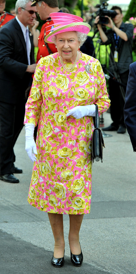 93. urodziny królowej. Dlaczego Elżbieta II nosi kolorowe stylizacje?  [GALERIA] - Plejada.pl