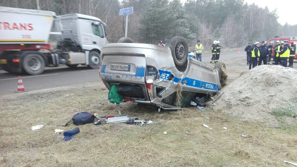 Dwóch policjantów, którzy zostali ranni w dzisiejszym pościgu, wyszło już ze szpitala. Ścigany przez mundurowych kierowca wciąż jest poszukiwany. - Auto, którym poruszał się podejrzany, było kradzione – mówią nam policjanci, pracujący nad wyjaśnianiem tej sprawy.