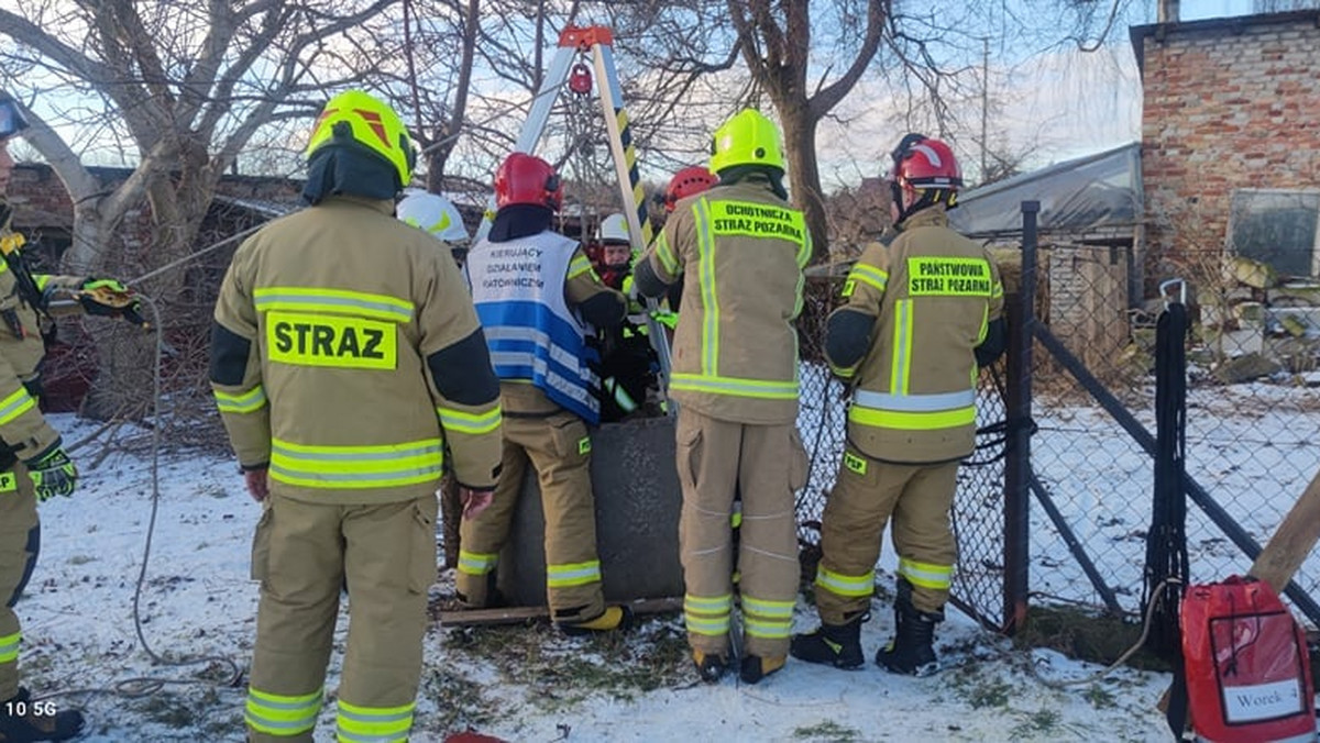 Warmińsko-mazurskie. Strażacy uratowali uwięzionego w studni kota
