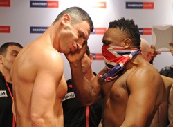 Skandal podczas ważenia. Chisora uderzył w twarz Kliczkę