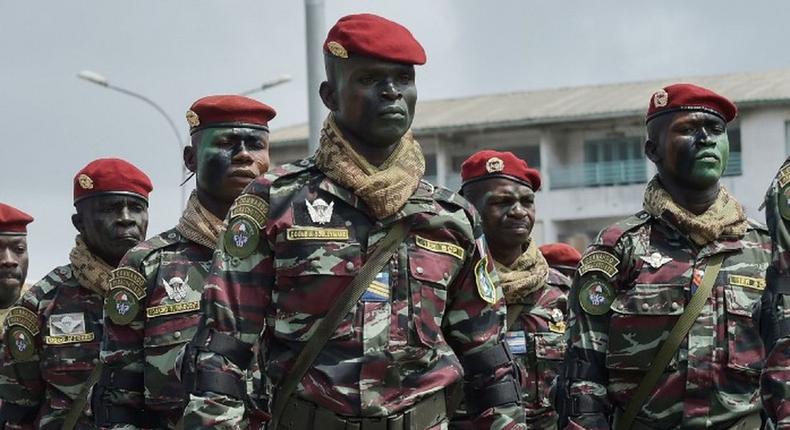 Des soldats ivoiriens lors d'une parade pour l'indépendance de la Côte d'Ivoire (SIA KAMBOU / AFP)