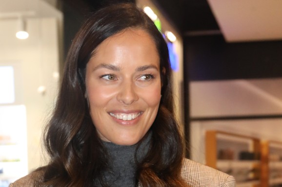 ANA IVANOVIĆ U USKOM I GOLOG STOMAKA Pozira na vidikovcu sa najlepšim pogledom na grad: Na njoj čak TRI ZLATNA DETALJA, samo torbica je 4.000 evra (FOTO)