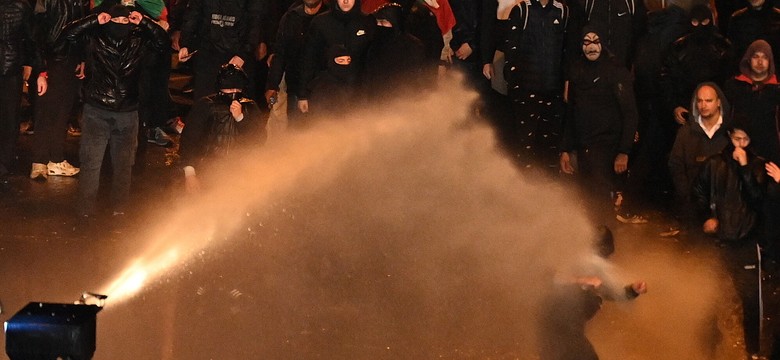 Takich rozruchów nie było od lat. Kibice domagają się dymisji prezesa związku piłkarskiego [FOTO]