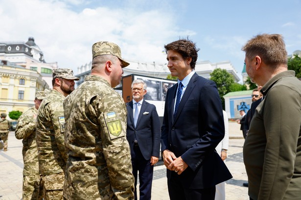 Premier Kanady Justin Trudeau rozmawia z ukraińskimi żołnierzami