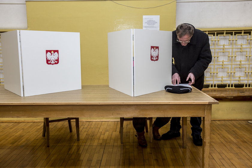 Trwa referendum w Porębie