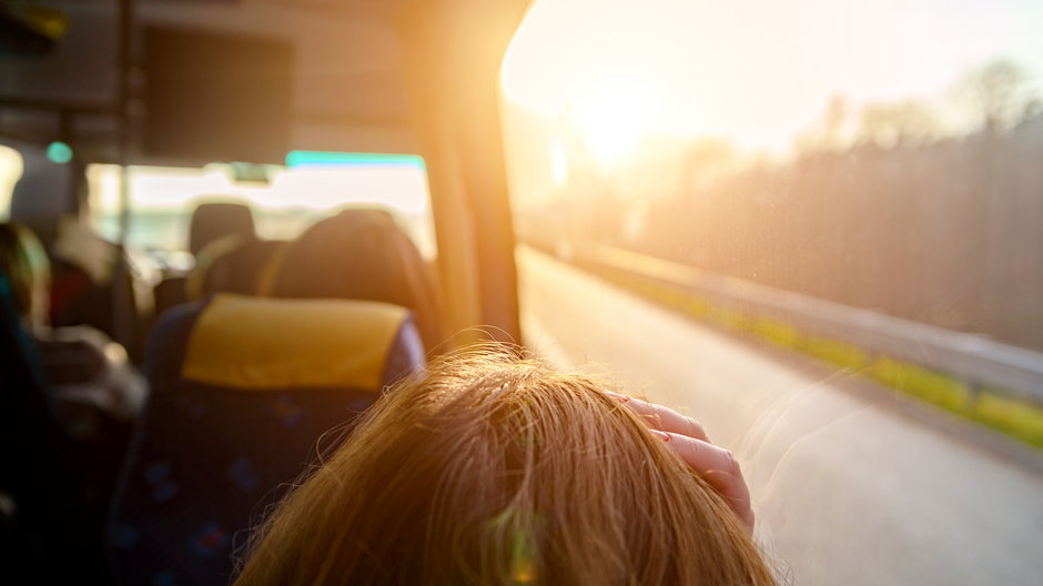 Nieznajoma zasnęła na jego ramieniu w autobusie. Teraz są parą!