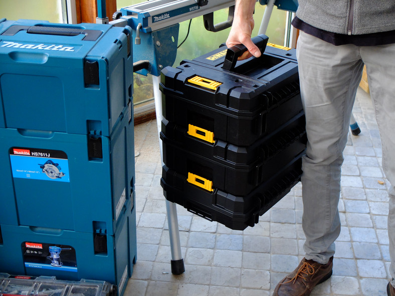 Kufry systemowe można łączyć ze sobą – ułatwia to przechowywanie i transport 
