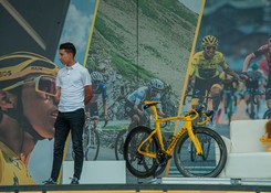 Egan Bernal wystawił na aukcję swój rower i koszulki