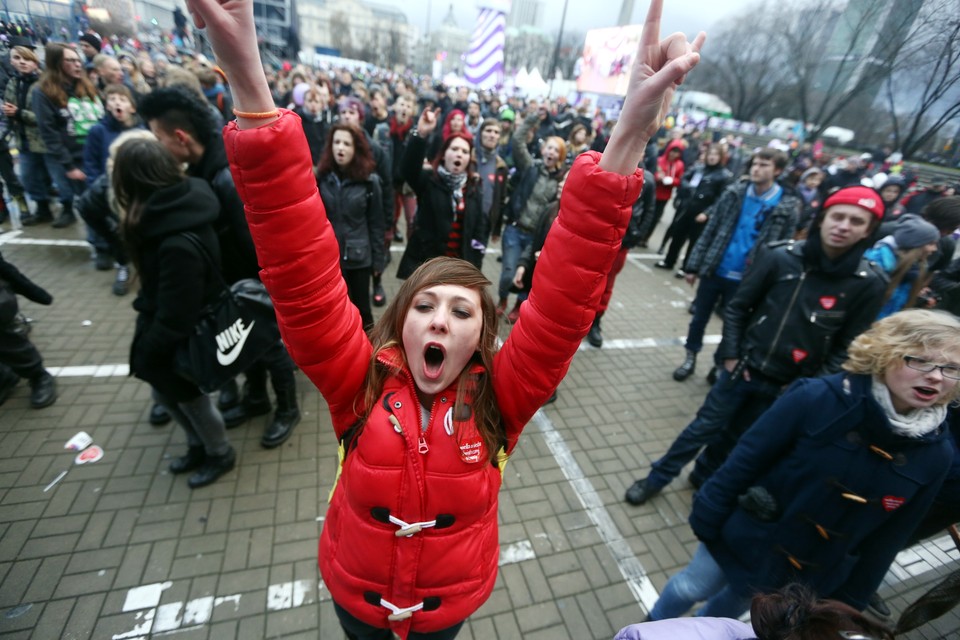 Publiczność podczas wystepu grupy "Skowyt". Przed Pałacem Kultury i Nauki