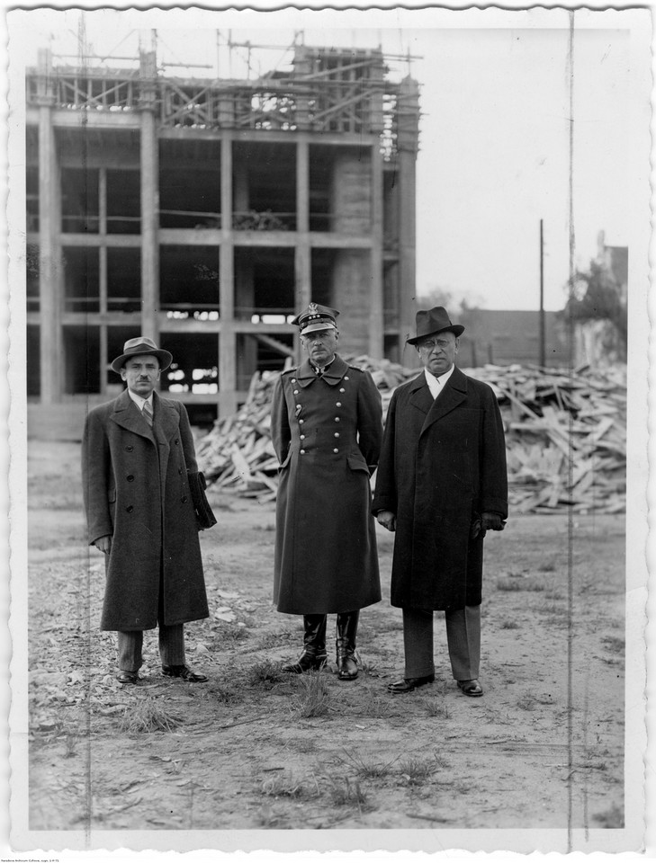 Budowa Muzeum Narodowego w Krakowie. Od prawej: dr Mieczysław Kaplicki prezydent miasta Krakowa, płk Michał Gnoiński i inż. Boratyński, współautor projektu gmachu, podczas zwiedzania terenu budowy (1933)