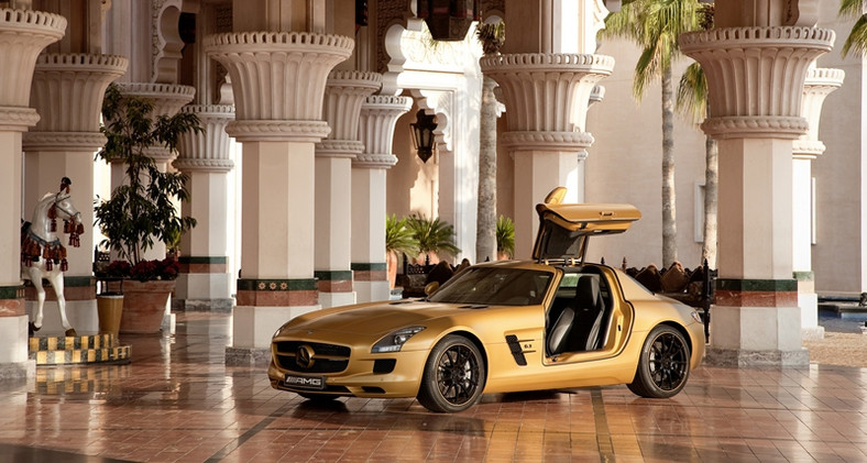 Złoty Mercedes SLS AMG