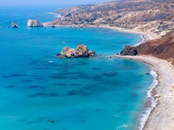 Polska skandalistka nudzi się na egzotycznej plaży. Jak to możliwe?