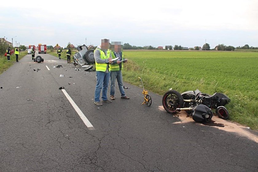 Dwaj motocykliści uderzyli w traktor. Jeden z nich zginął na miejscu. Siła uderzenia była tak potężna, że ciągnik dosłownie się rozsypał