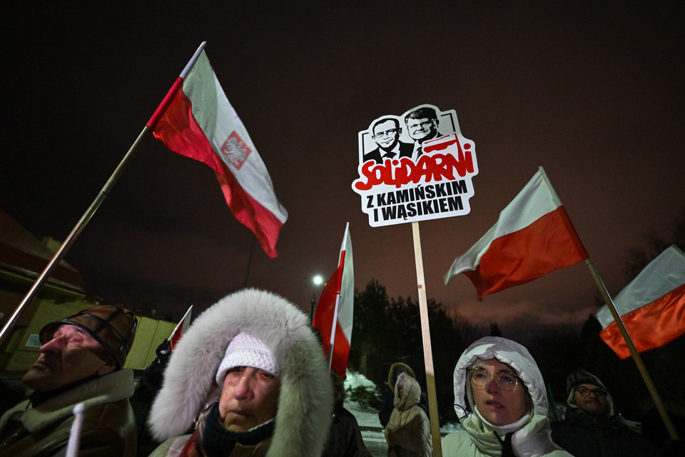 Manifestacja przed aresztem śledczym w Radomiu, gdzie przebywa Mariusz Kamiński
