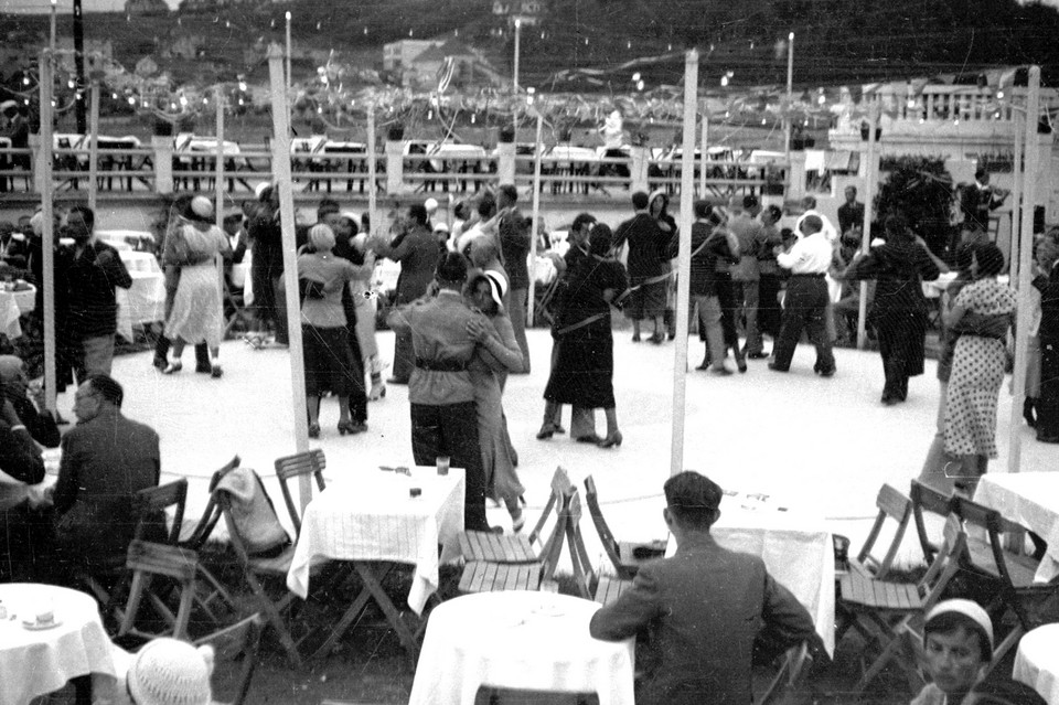 Pary tańczące na wolnym powietrzu, lipiec 1932 (NAC)