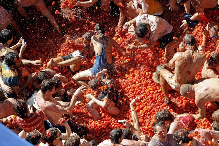 Tomatina. Doroczna wielka bitwa na pomidory w Bunol w Hiszpanii