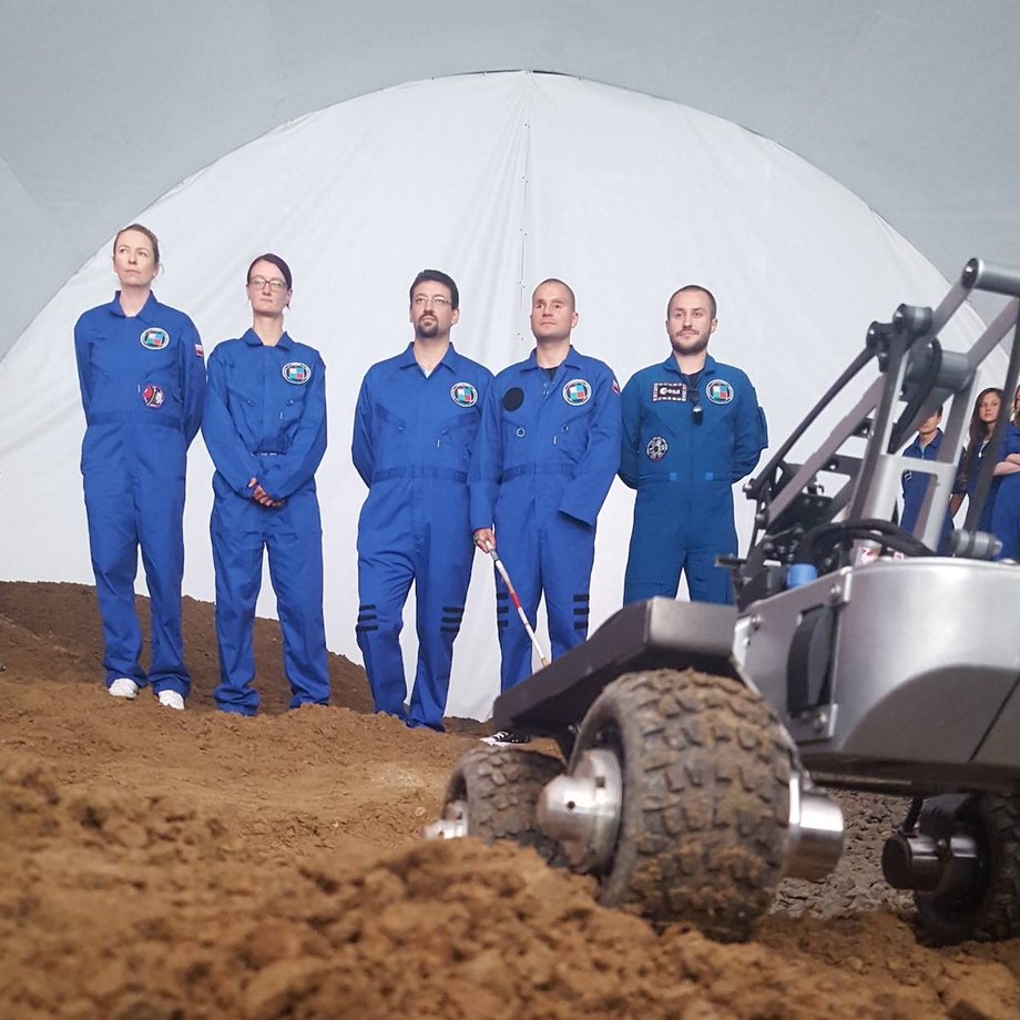 i analogowi astronauci, którzy wezmą udział w misji ICAres: Christiane Heinicke (Niemcy, dowódca), Matt Harasymczuk (Polska), Lucie Poulet (Francja), Zuzanna Sobiak (Polska), Marcin Kaczmarzyk (Polska) i Szczepan Rubczyński (Polska)