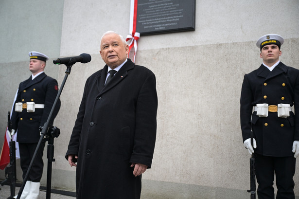 Jarosław Kaczyński przed tablicą poświęconą Lechowi Kaczyńskiemu