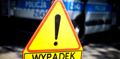 Dramatyczny wypadek na autostradzie pod Poznaniem. Osobówka między ciężarówkami, nie żyje kierowca. Nagranie pokazuje skalę zniszczeń