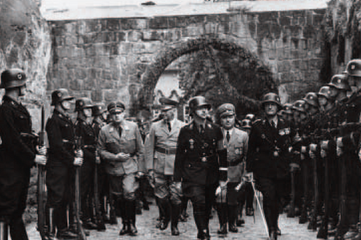 Uroczyste obchody tysięcznej rocznicy śmierci Henryka i Ptasznika na zamku w Quedlinburgu. Reichsfu¨hrer SS w drodze do kolegiaty z gośćmi honorowymi, od lewej: Hans Frank, Wilhelm Frick i Robert Ley, 1 lipca 1936 r.