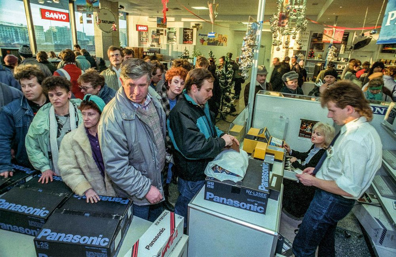 Warszawa 1989. Grudzien. Nowy PEWEX ze sprzetem elektronicznym za dolary / Fot. Chris Niedenthal